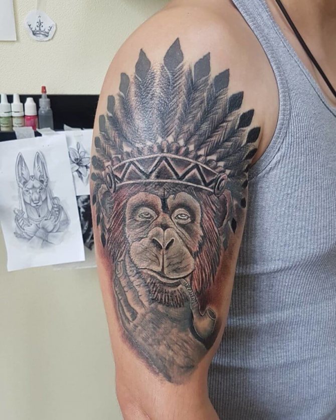 Tatuiruotė beždžionė su vamzdžiu