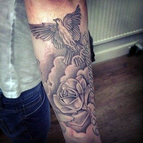 Debesų tatuiruotė su paukščiu ant rankos