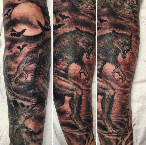 Tatuagem de lobisomem na perna de um gajo