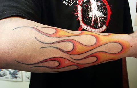 男子手臂上的火的纹身