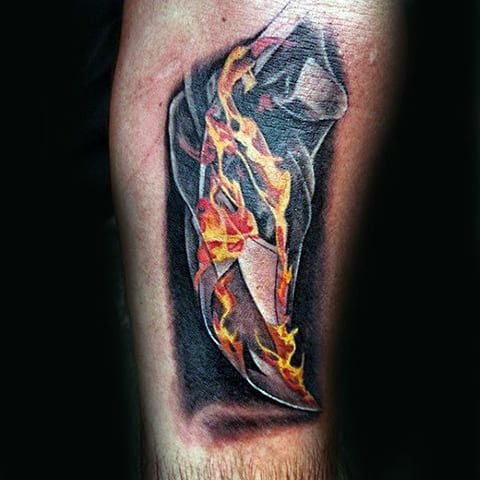 Tatuointi tulipalo käsivarteensa