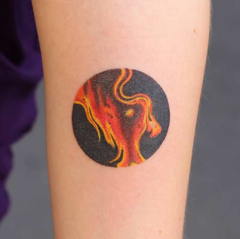 Ogień tatuażu na dłoni