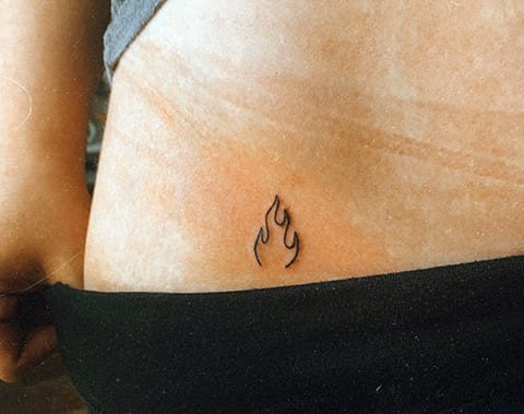 Tetovanie ohňa v dievčati