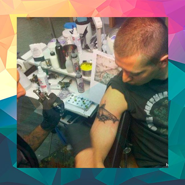 Татуировка на Oxy, изобразяваща картина на Брьогел.
