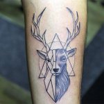 Tetoválás szarvas geometria