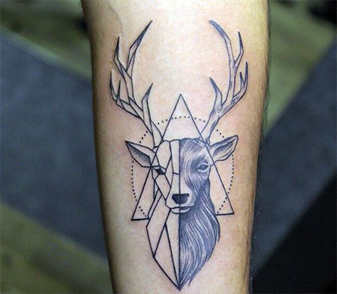 Veado geométrico tatuado