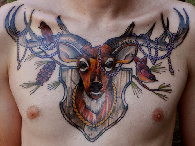 Tetovanie jeleňa na mužskej hrudi