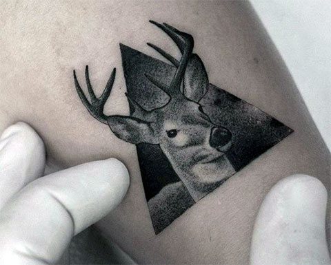 Tetovanie jeleňa v trojuholníku - fotografia