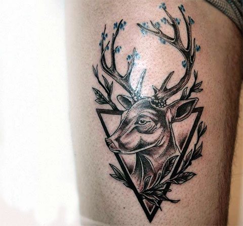 Татуировка на елен в триъгълник на краката