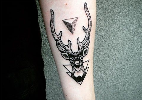 Татуировка на елен в триъгълник на ръка