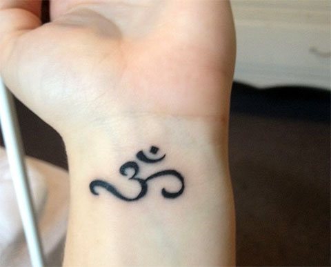Τατουάζ Om - εικόνα στον καρπό