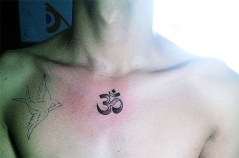 Tattoo Om på en drengs bryst