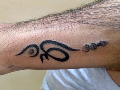 Τατουάζ Om στο χέρι - εικόνα