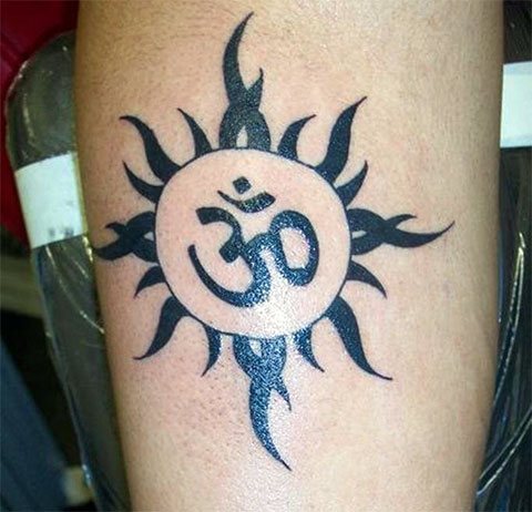 Tatuaj Eom în interiorul soarelui pe brațul tău