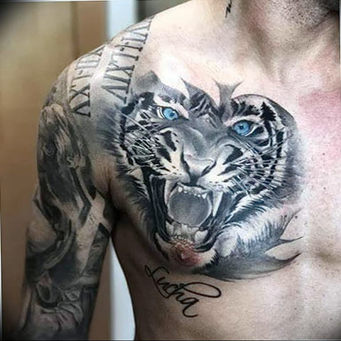 Tattoo van een grijnzende tijger op zijn borst