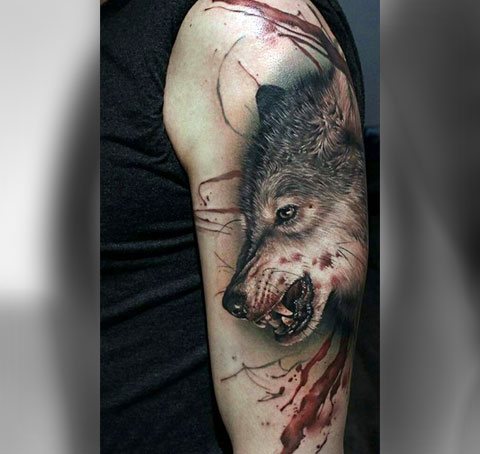 Tatuaj cu un lup care rânjește pe umărul tău