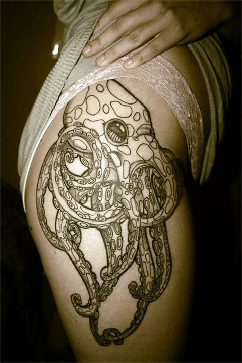 Tetoválás polip a lány combján - fotó
