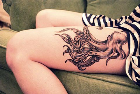 Mustekalan tatuointi tytön reiteen