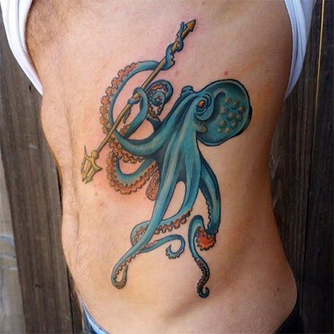 侧面的章鱼纹身