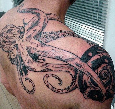 Blæksprutte tatovering på skulderbladet