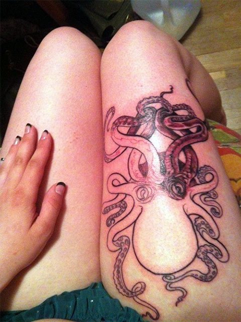 Tatovering af blæksprutte på en piges ben - foto