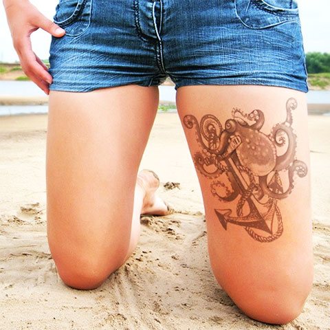 少女の脚に描かれたタコのタトゥー