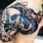 Татуировка октопод на рамото - снимка
