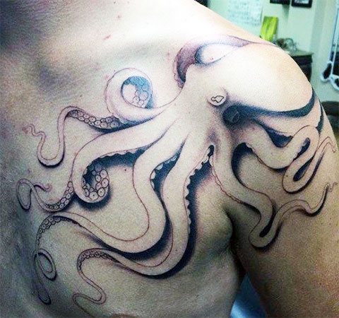 Blæksprutte tatovering på skulder - foto