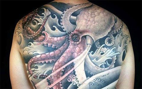 Blæksprutte tatovering på hele ryggen - foto