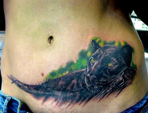 Tatuagem de uma pantera no estômago