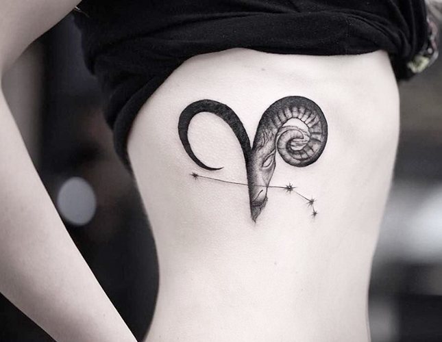 Tatuaggio Ariete per le ragazze. Schizzi, foto, valore su braccio, collo, gamba, clavicola, schiena, addome