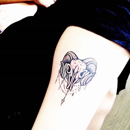 女孩的白羊座纹身。草图、照片，手臂、脖子、腿、锁骨、背部、腹部的价值
