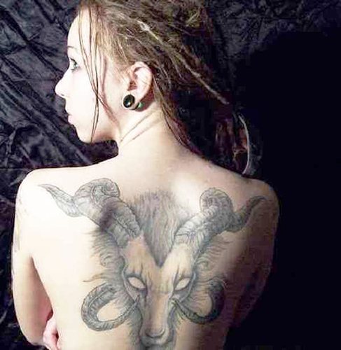 Tattoo Ram voor meisjes. Schetsen, foto's, waarde op de arm, nek, been, sleutelbeen, rug, buik