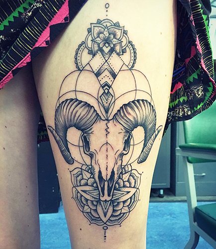 Tatuiruotė mergaitėms Avinas. Eskizai, nuotrauka, vertė ant rankos, kaklo, kojos, raktikaulio, nugaros, pilvo