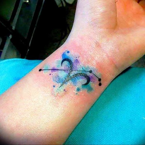 Tatuaggio dell'ariete per ragazze. Schizzi, foto, valore sul braccio, collo, gamba, clavicola, schiena, addome