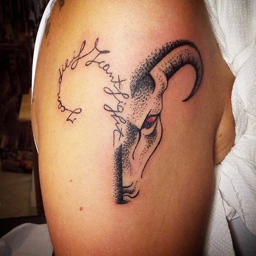 Τατουάζ Κριός για κορίτσια. Σκίτσα, φωτογραφία, αξία στο χέρι, το λαιμό, το πόδι, την κλείδα, την πλάτη, την κοιλιά