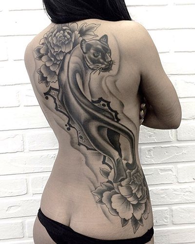 Pantera tatuada para raparigas. Significado, foto, no braço, perna, ombro, costas, lombares
