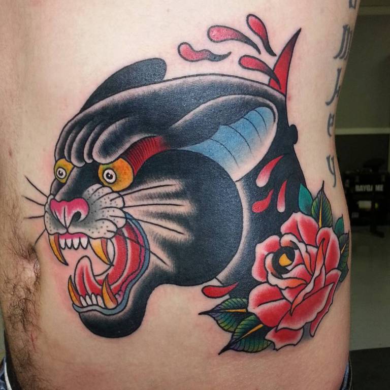 Tetovanie pantera na boku muža
