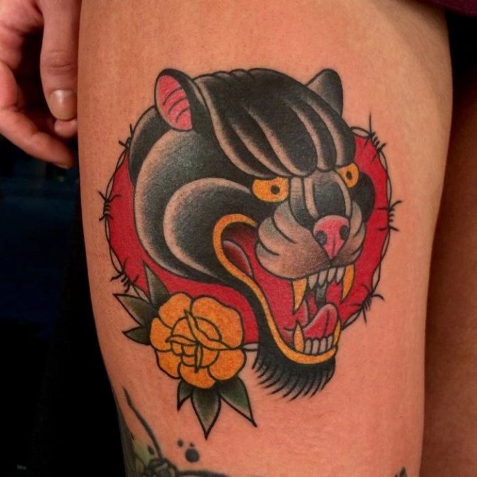 Tatuagem de pantera na coxa