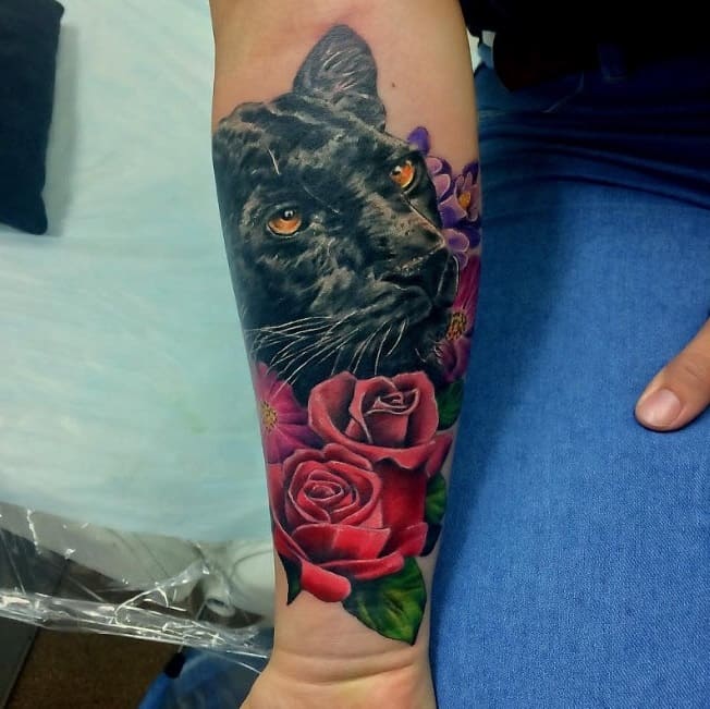 Tatuaggio pantera con fiori