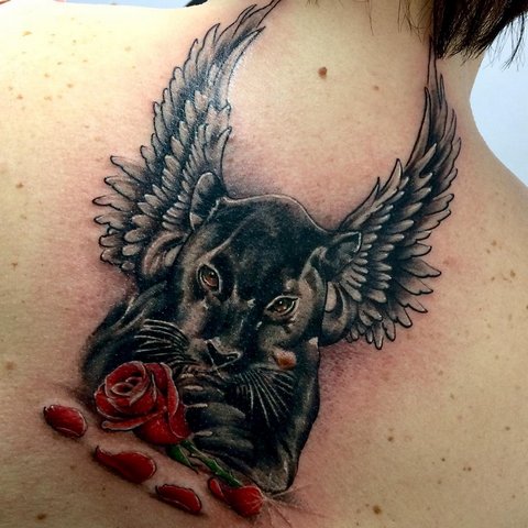 Pantera tatuada com rosa e asas nas costas