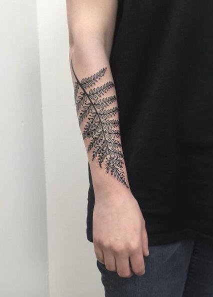 tatovering af en bregne på hånden