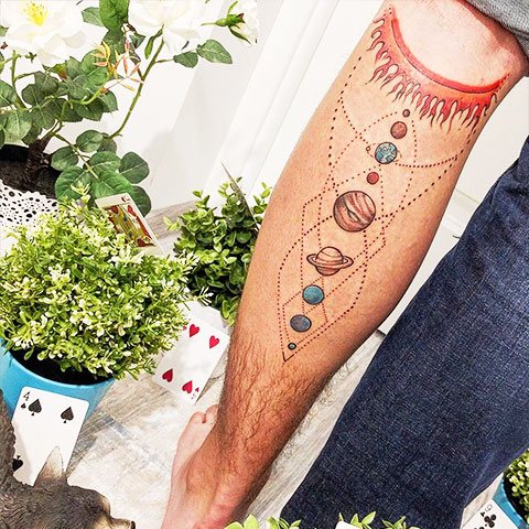 Tattoo parade van planeten op mijn been