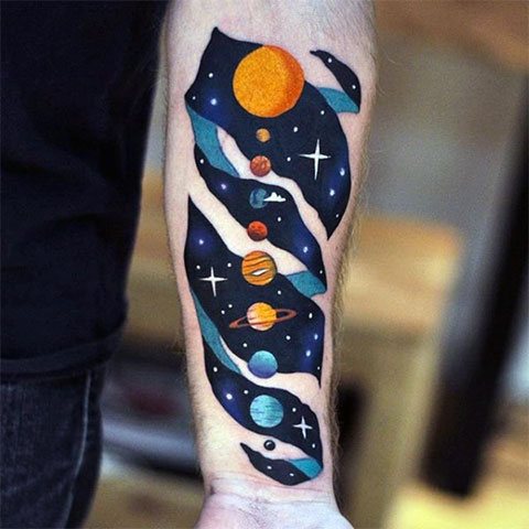 Desfile de planetas tatuados à mão