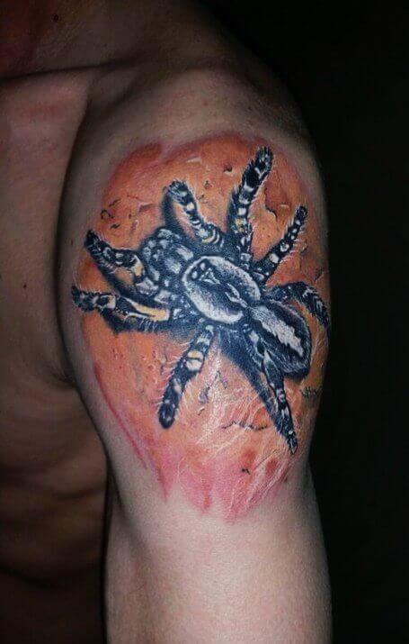 Hämähäkin tatuointi hänen olkapäässään