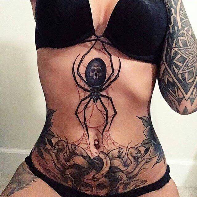 Zirnekļa tetovējums uz sievietes ķermeņa