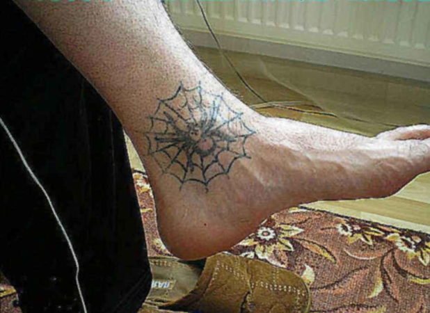teia de aranha tatuada