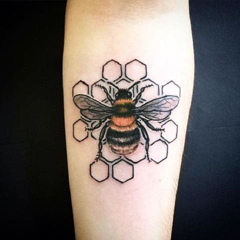 Μέλισσα τατουάζ και κηρήθρα