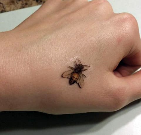 Egy méh tetoválása a kézen