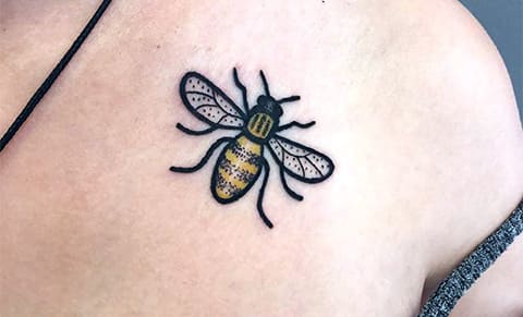 Tetovanie včely na kľúčnej kosti